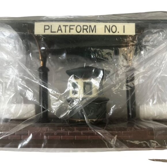 Department 56 Heritage Village Collection Victoria Station Train Platform - Picture 4 of 4